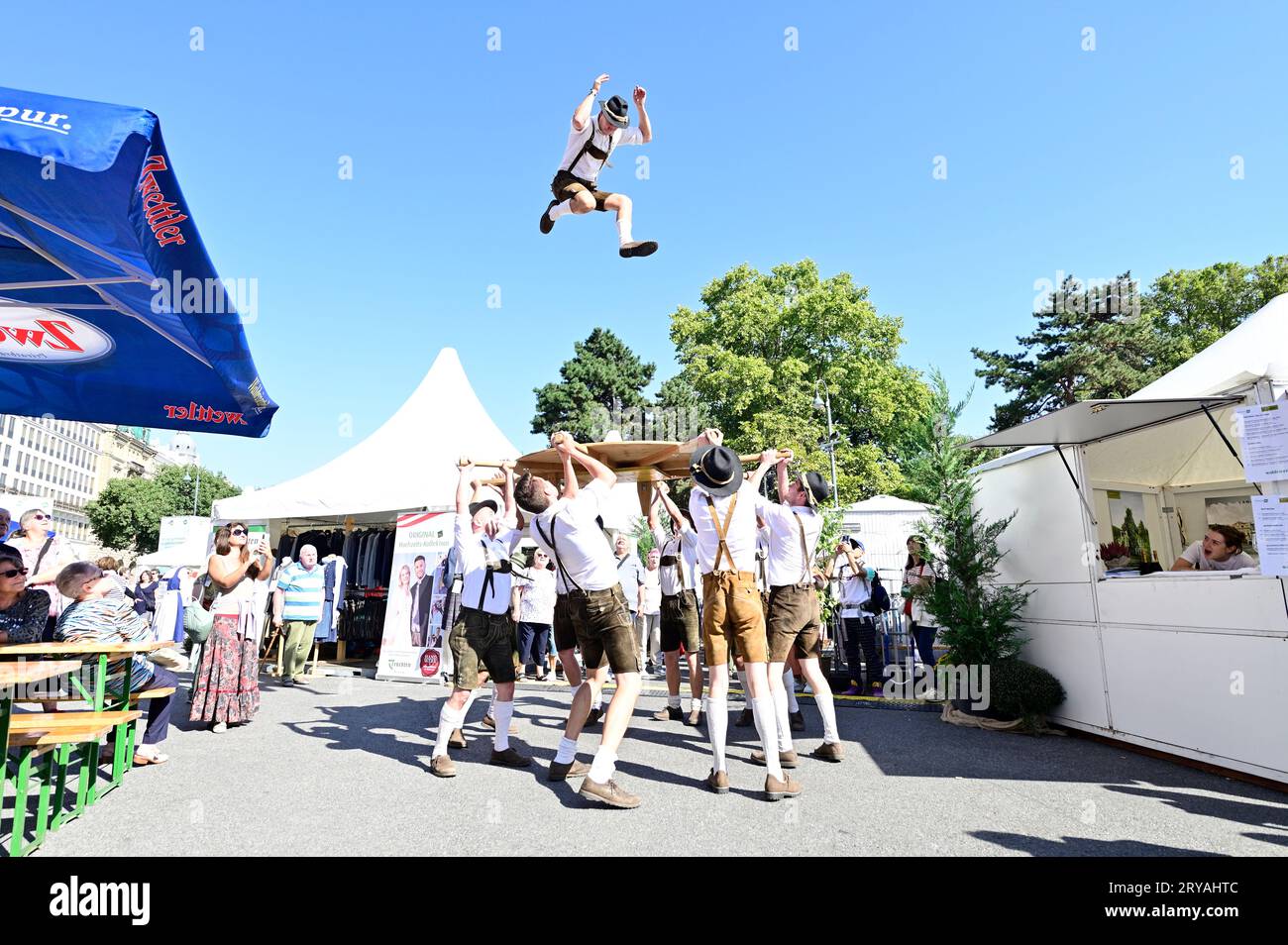 Wien, Österreich. September 28, 2023. Österreichischer Schuhplattler am Rathausplatz in Wien Stockfoto