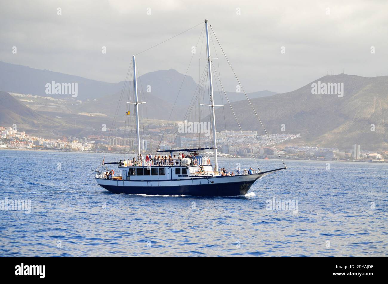 Costa Adeje, Teneriffa 03.19.2018: Ein Touristenboot, das Delfine an der Costa de Adeje im Süden von Teneriffa, Kanarische Inseln, beobachtet Stockfoto