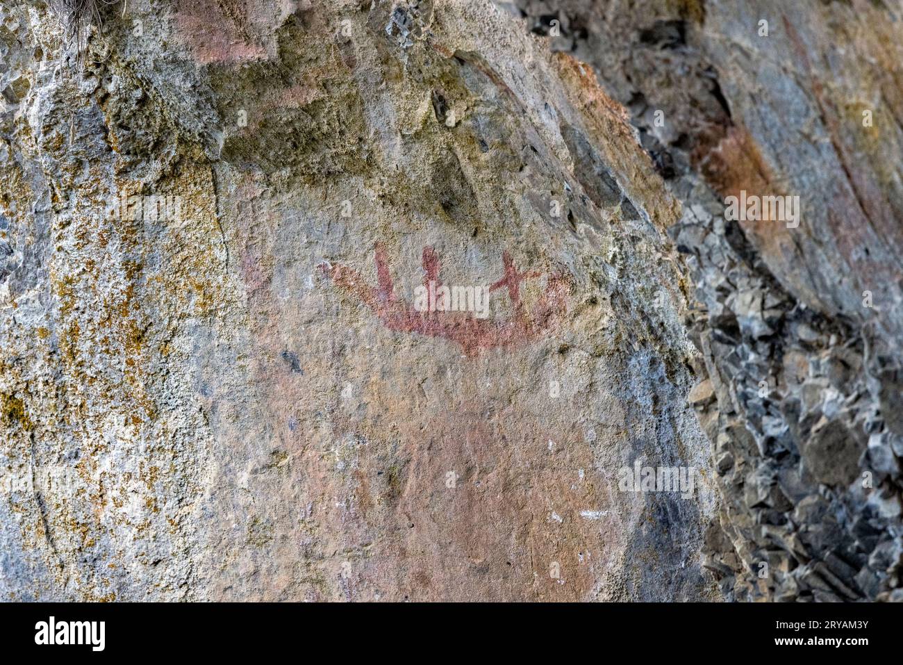 Hoonah Tlingit-Piktogramm eines Kanus und drei Paddler in Hoonah, Alaska, USA Stockfoto