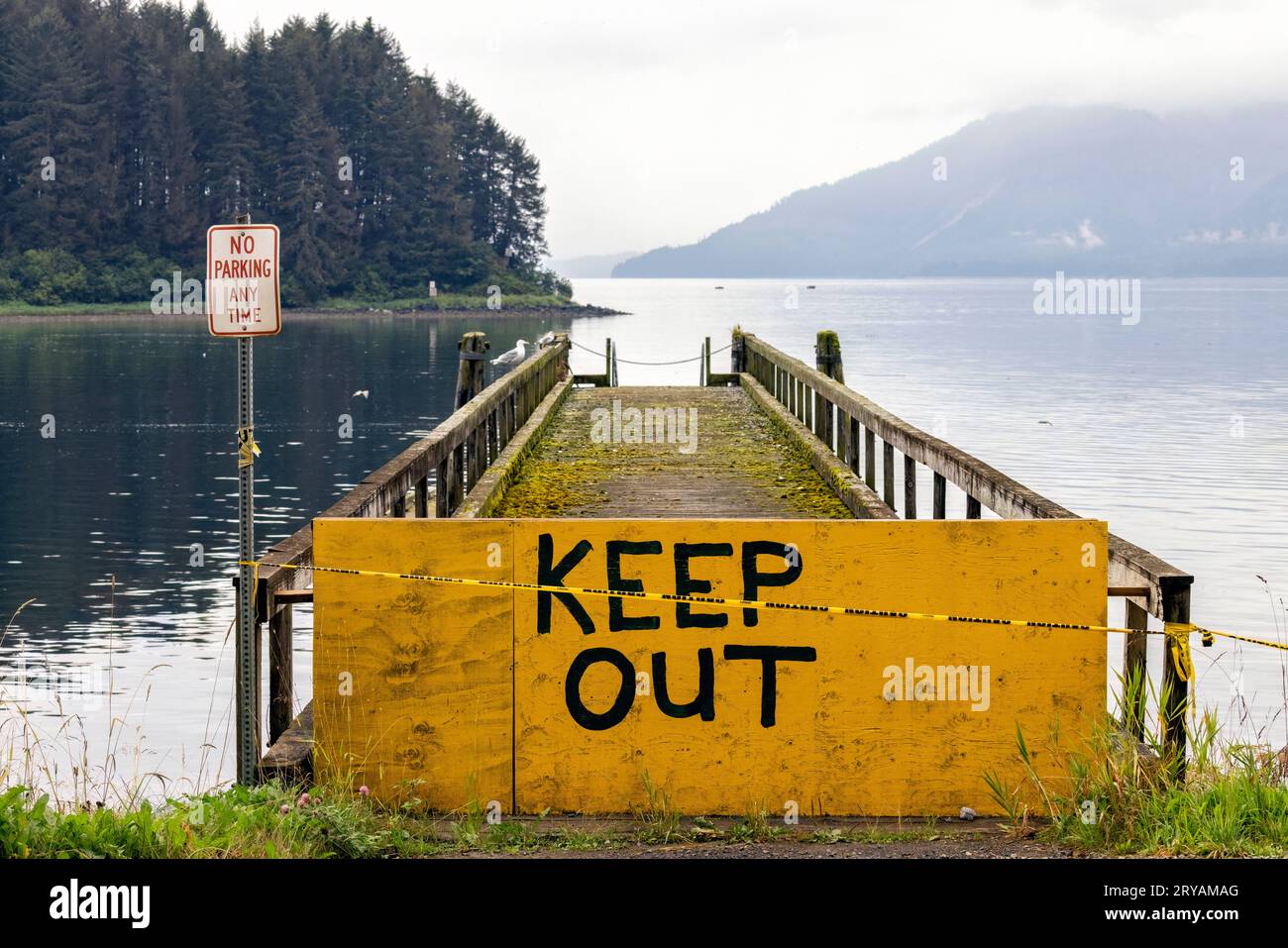 Halten Sie Ausschau nach dem Schild, das den alten hölzernen Pier in Hoonah, Alaska, USA, blockiert Stockfoto