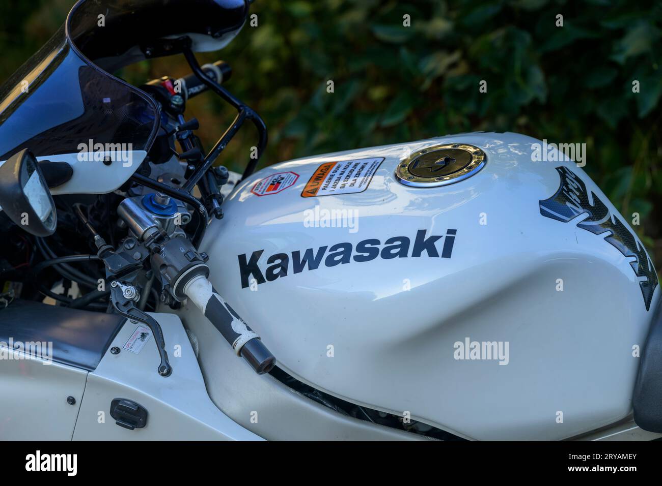Deutschland , Lübbenau , 28.09.2023 , schreibt Kawasaki auf den Tank des Motorrads Stockfoto