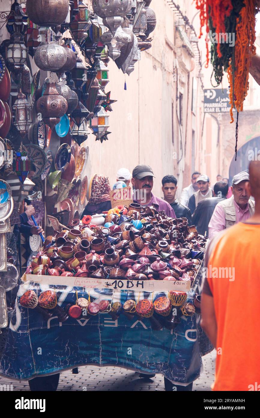 Ein einheimischer Mann schob im März 2012 einen Wagen mit Keramik- und Mischwaren durch die Souks in Marrakesch Marokko Stockfoto