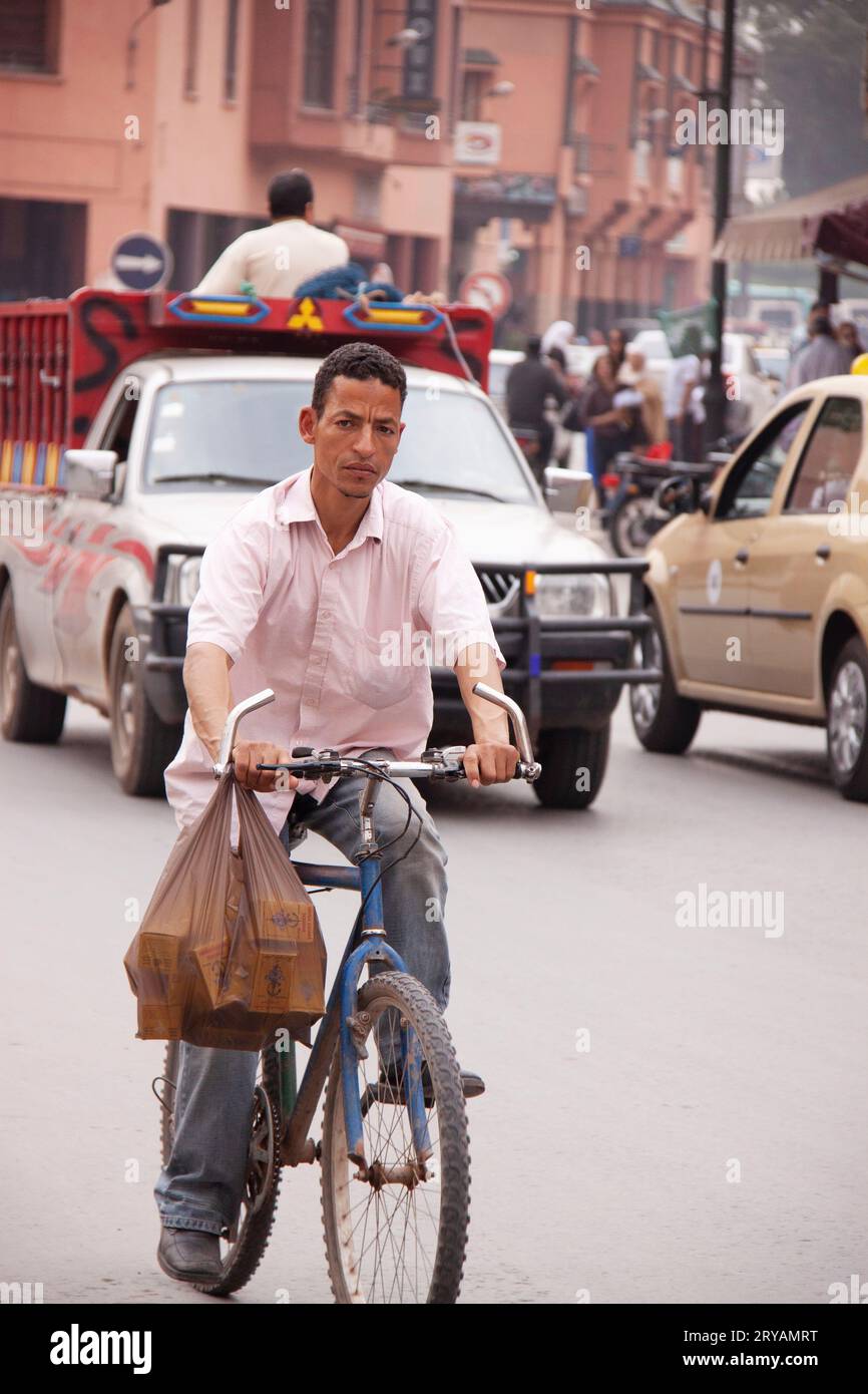Verkehr und Reisen auf den Straßen von Marrakesch Marokko März 2012 Stockfoto