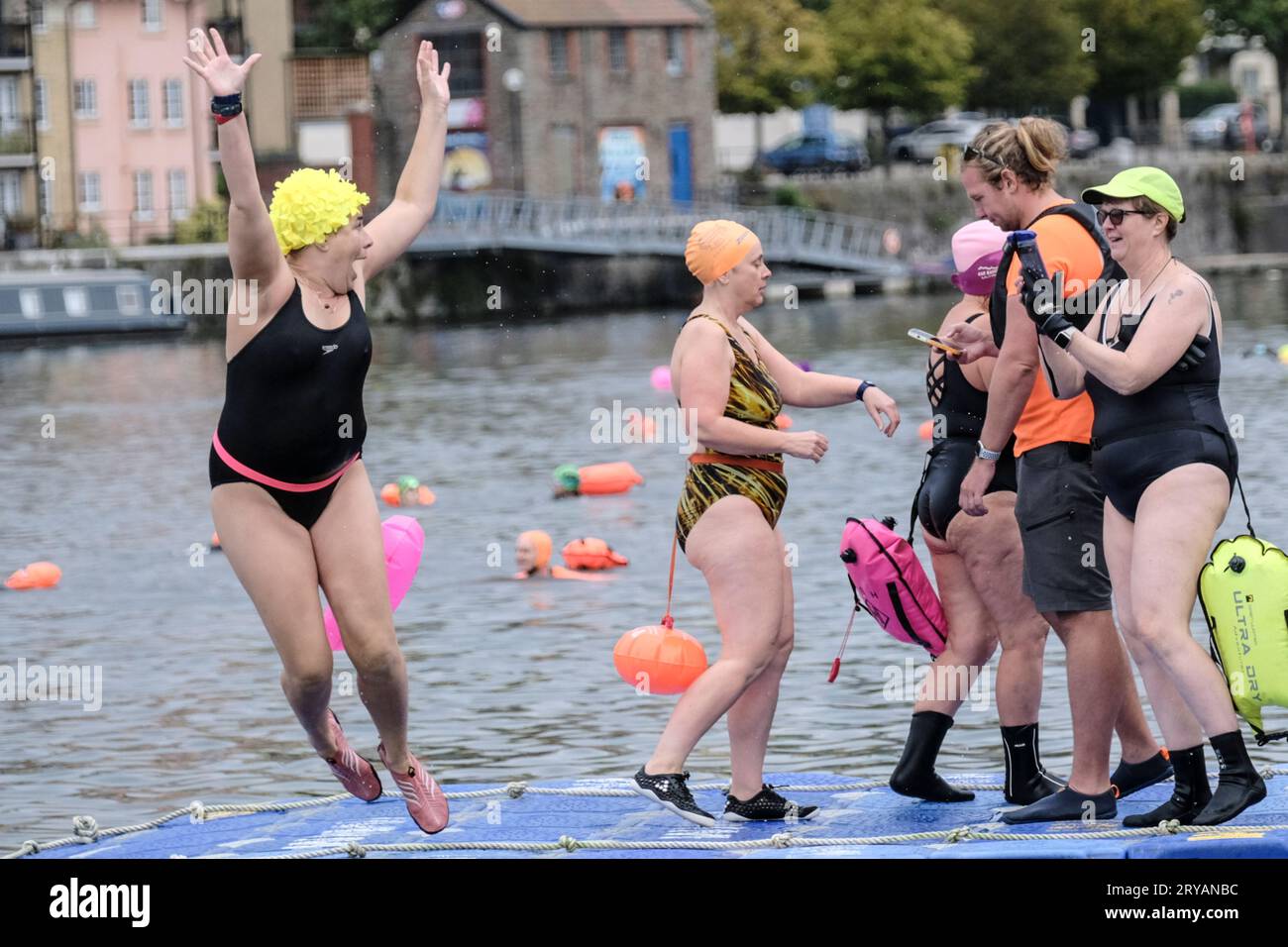 Bristol, Großbritannien. September 2023 30. Im Hafen von Bristol schwimmen die Menschen. Gegen eine geringe Gebühr, die die Kosten eines Rettungsschwimmers deckt, können Wildschwimmer zu den Gewässern im historischen Bristol Harbour fahren. Dies ist der zweite Prozess, der in Kürze beendet wird. Quelle: JMF News/Alamy Live News Stockfoto