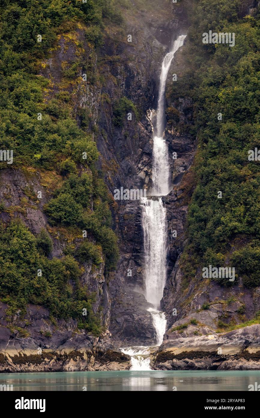 Wasserfall im Tracy Arm Fjord in der Nähe von Juneau, Alaska, USA Stockfoto