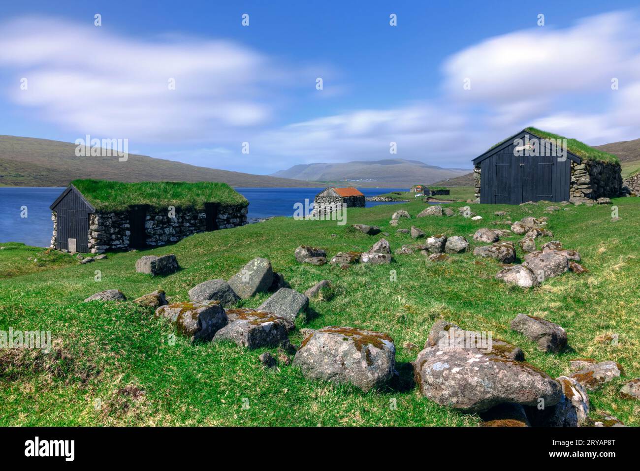 Traditionelle Bootshäuser am See Sørvágsvatn bei Sandavagur auf der Insel Vagar auf den Färöern Stockfoto Traditionelle Bootshäuser am See Sørvágsvatn bei Sandavagur auf der Insel Vagar auf den Färöern Stockfoto