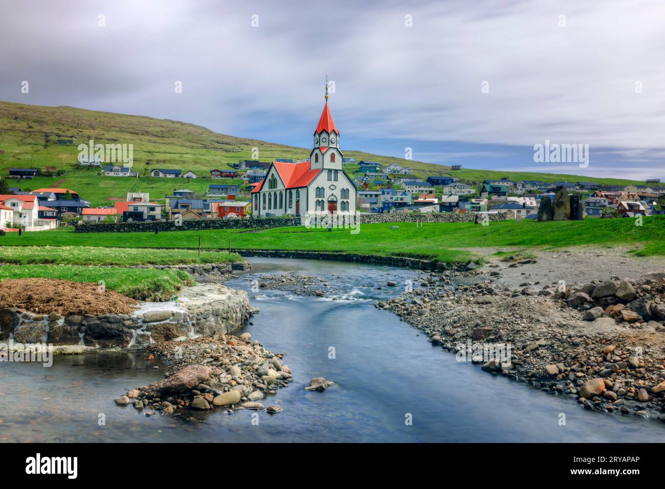 Sandavagur und die rotgedeckte Kirche auf der Insel Vagar auf den Färöern Stockfoto