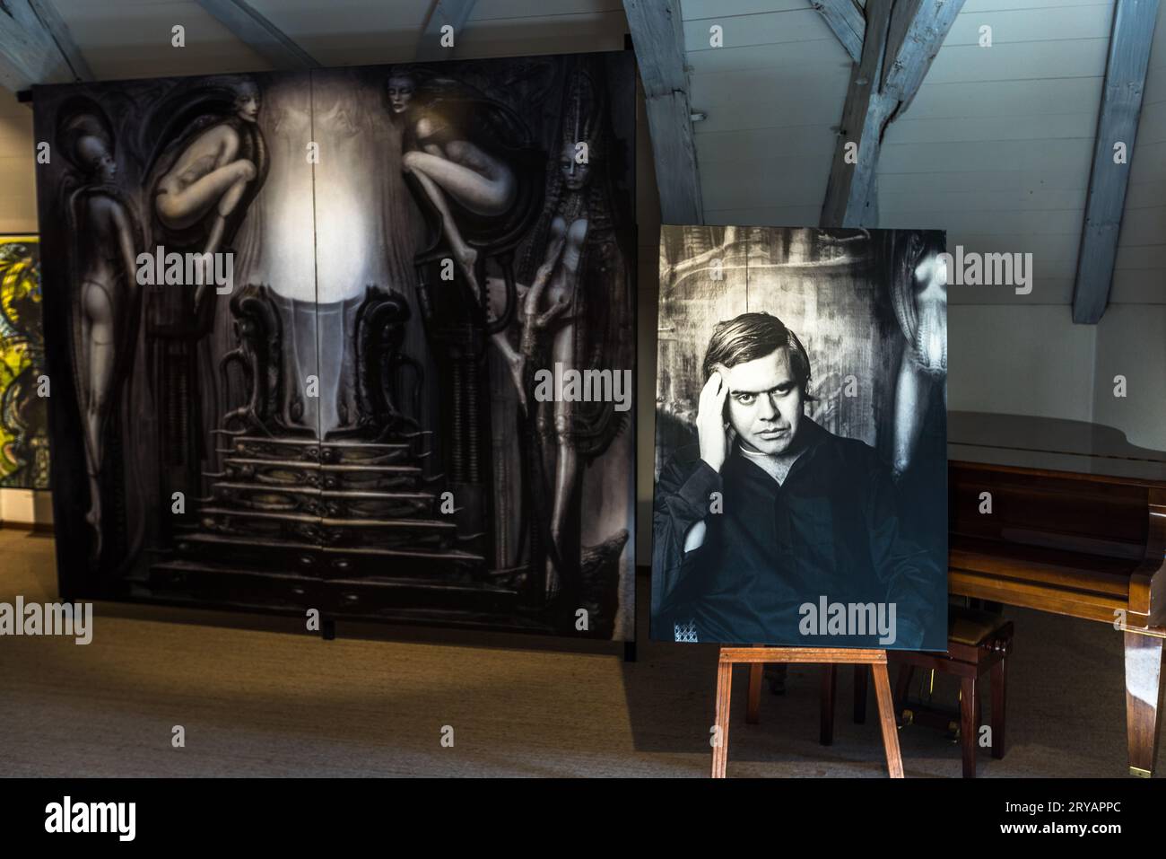 Porträt des jungen Hans-Ruedi Giger auf einer Staffelei im HR Giger Museum in Gruyères. Giger erhielt 1980 einen Oscar für seinen Beitrag zu Alien. HR Giger Museum in Epagny Greyerz, Schweiz Stockfoto