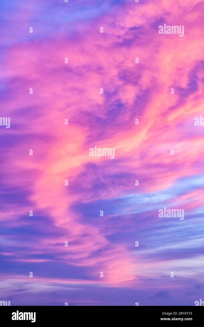 Bunte abstrakte Wolkenmuster bei Sonnenaufgang – Alaska, USA Stockfoto