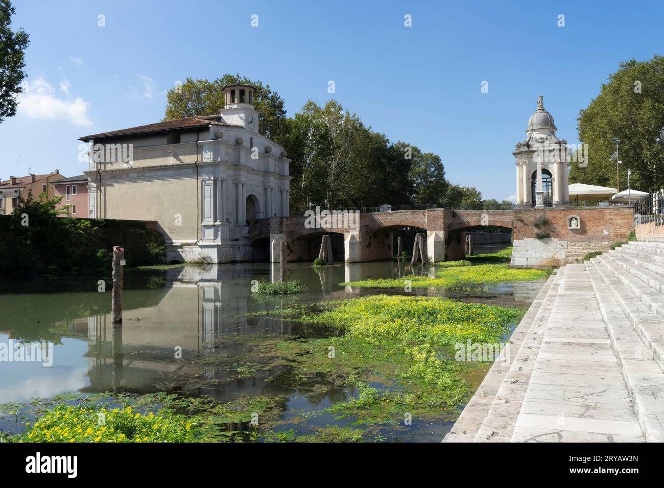 Die Portello-Flusslandung im historischen Zentrum von Padua ist ein bedeutender Wasserort mit Handel, Architektur und jahrhundertealten Bräuchen entlang der kana Stockfoto