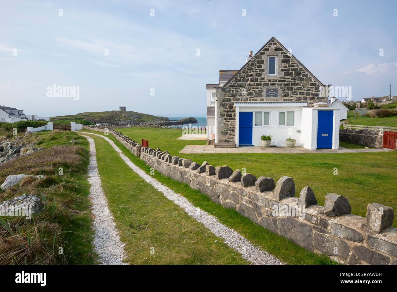 Die alte Rettungsstation an der Küste bei Rhoscolyn, Anglesey, Nordwales. Stockfoto