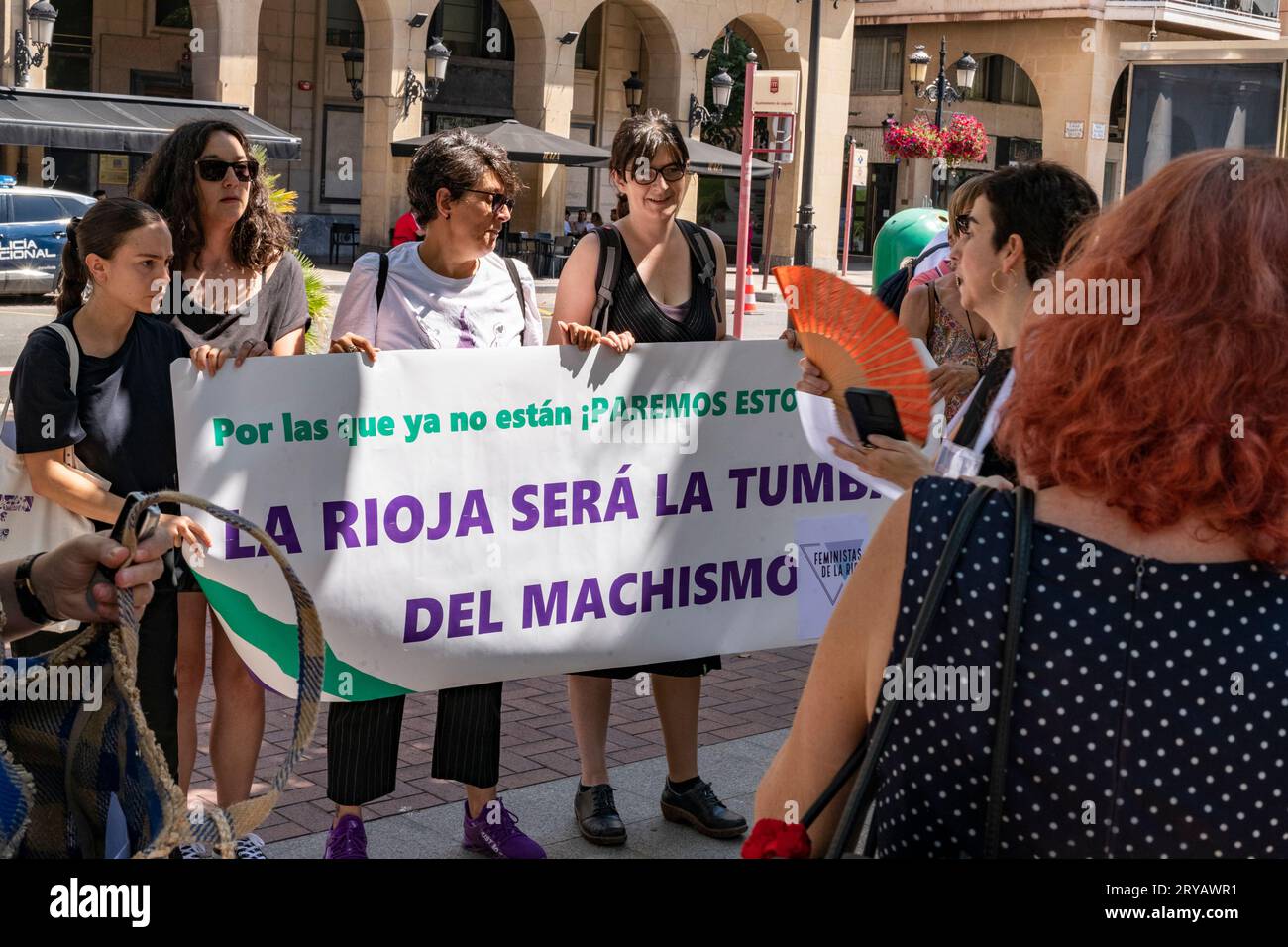 Logroño, La Rioja, Spanien - 09. Juli 2023. Protest gegen das sexistische Verbrechen in Logroño. Ein Mann syrischer Herkunft ersticht seine Frau und ersticht sie Stockfoto