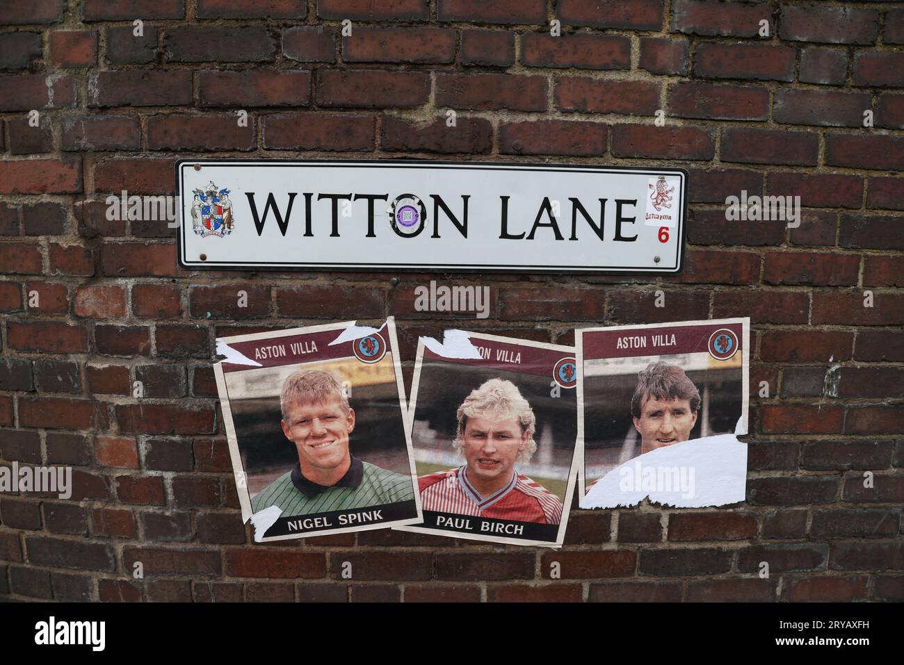 Birmingham, Großbritannien. September 2023 30. Poster ehemaliger Spieler unter dem Schild der Witton Lane beim Aston Villa gegen Brighton und Hove Albion EPL Match, in Villa Park, Birmingham, Großbritannien am 30. September 2023. Dank: Paul Marriott/Alamy Live News Stockfoto