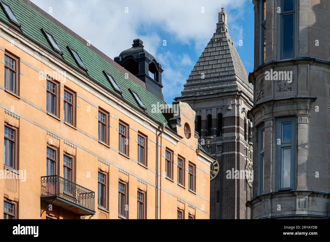 Detail des Grand Hotels und des Rathausturms aus einem ungewöhnlichen Winkel an der Hauptstraße Drottninggatan im August 2023 in Norrköping, Schweden Stockfoto