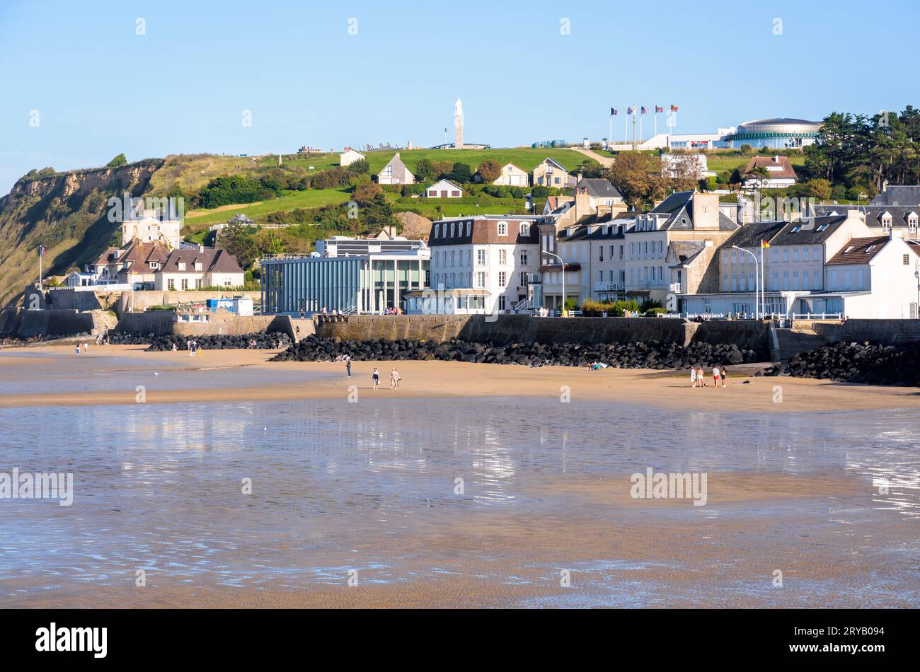 Allgemeiner Blick auf die Küste und den Strand von Arromanches, Frankreich, mit dem D-Day Museum, dem Arromanches 360 Kino und der Statue der Jungfrau Maria. Stockfoto