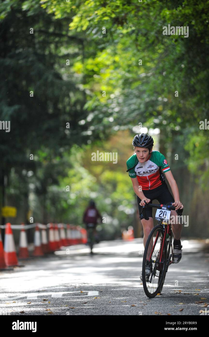 Radfahrer trainieren auf der Swains Lane, Highgate, London, Großbritannien kurz vor dem Beginn der London Cycling Campaign Urban Hill Climb. Die Veranstaltung ist ein flaches Rennen auf der steilsten Straße Londons, und neben Alters- und Geschlechterkategorien gibt es Wettbewerbe für Falt- und Lastenräder. Swain’s Lane ist der berühmteste und berüchtigtste Aufstieg in London. Die Fahrspur ist ein extrem steiler Abschnitt zwischen Hampstead Heath und Highgate Cemetery mit einem Gefälle von durchschnittlich 9 % über 0,6 km, das sich aber in der Nähe der Bergspitze auf 14 % erhöht. Stockfoto