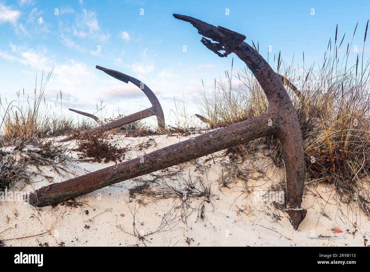 Verrosteter alter Anker am Strand am Friedhof von Anchor Cemetary am Strand Praia do Barril in Tavira, Algarve, Portugal Stockfoto