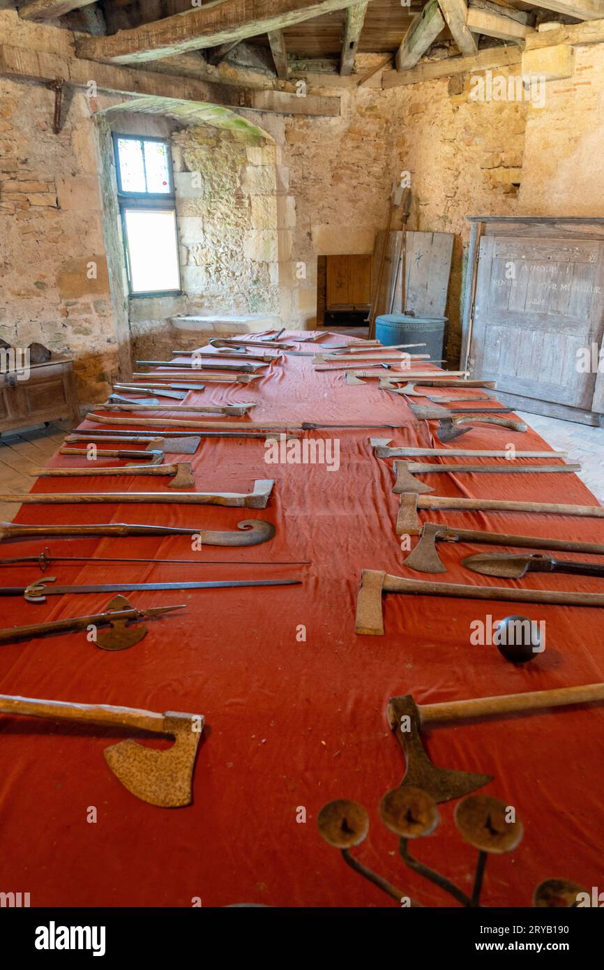 Mittelalterliche Waffen im Schloss Sarzay in der Region Centre in Frankreich Stockfoto