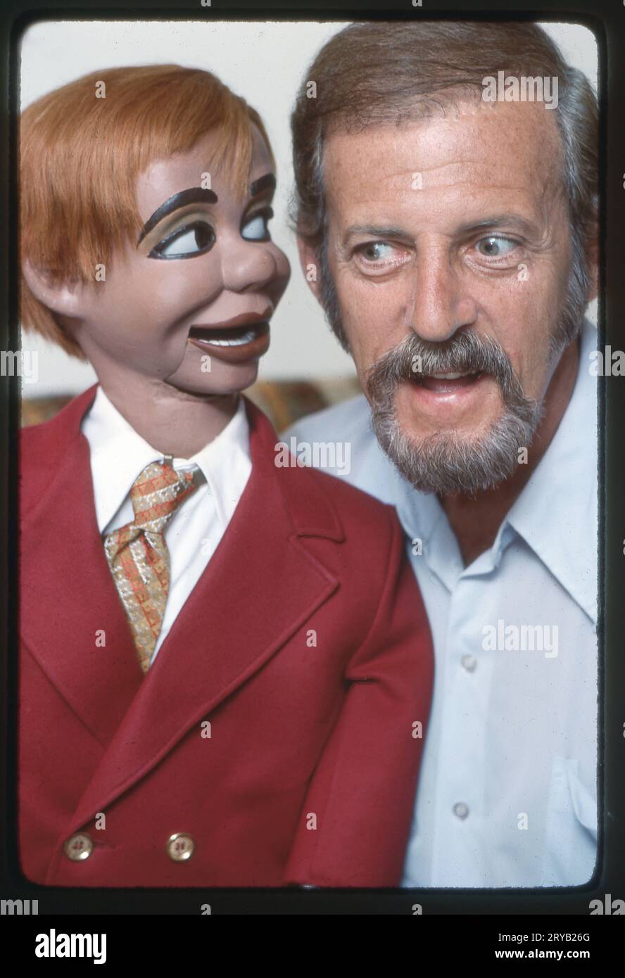 Ventriloquist, Erfinder, Maler, Akupunkteur und TV-Pionier Paul Winchell posiert mit seiner handgefertigten Puppe Jerry Mahoney. 1976 in Sylmar, CA. Winchell begann seine Fernsehkarriere, als es in Amerika nur 150 Fernsehgeräte gab. Stockfoto