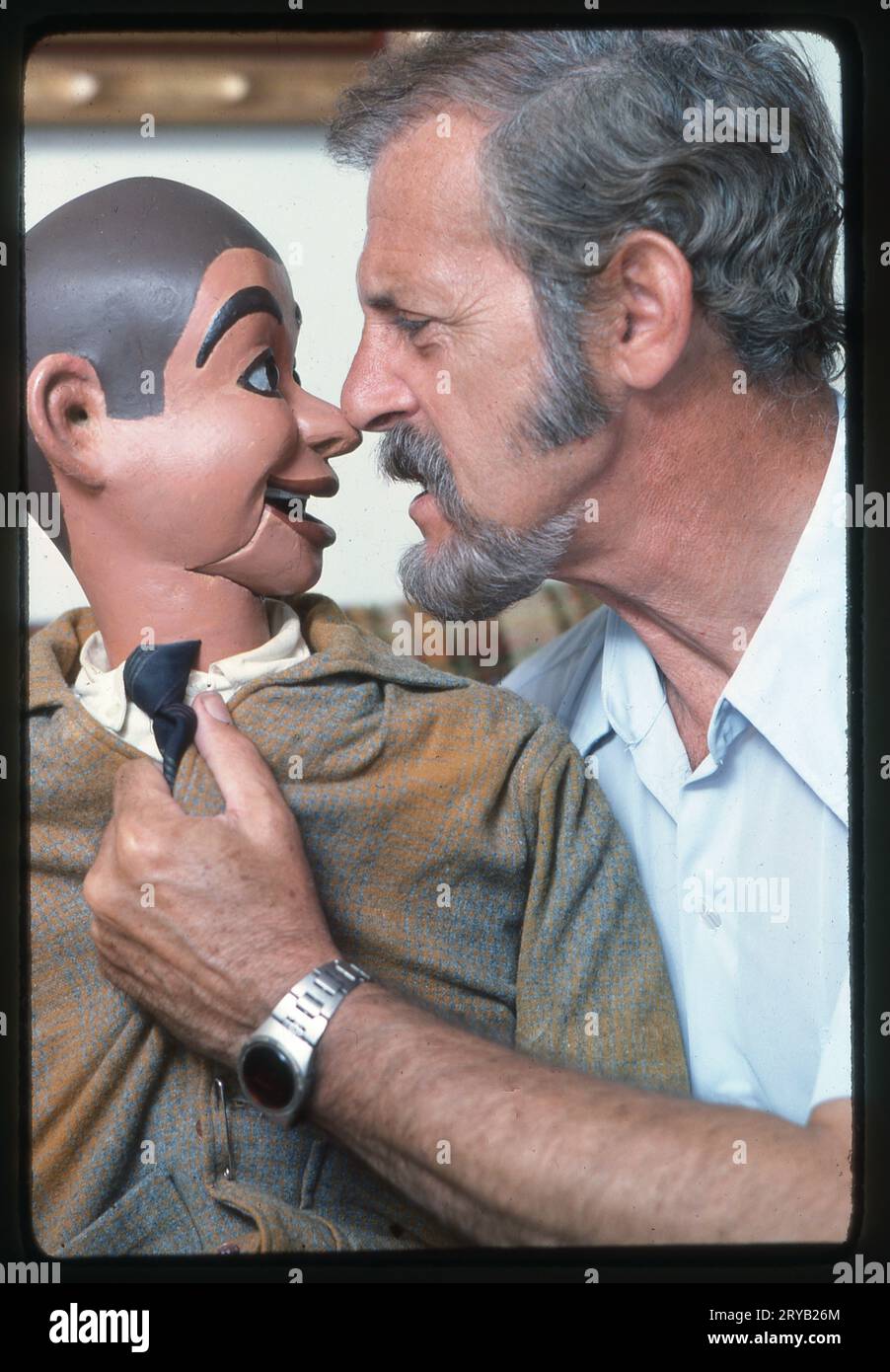 Der Ventriloquist, Erfinder, Maler, Akupunkteur und TV-Pionier Paul Winchell posiert mit seiner handgefertigten Puppe Knuckklehead Smiff. 1976 in Sylmar, CA. Winchell begann seine Fernsehkarriere, als es in Amerika nur 150 Fernsehgeräte gab. Stockfoto