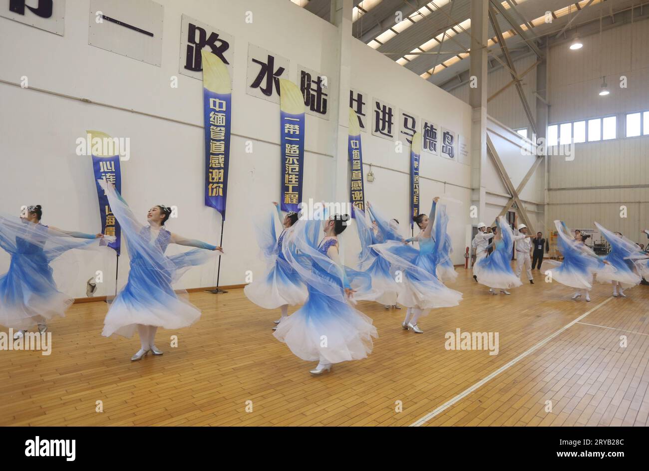 (230930) -- RAKHINE STATE, 30. September 2023 (Xinhua) -- Performers Dance at a Celebration to the Traditional Chinese Mid-Autumn Festival on Made Island in Rakhine State, Myanmar, 29. September 2023. Mit Smartphones und Kameras, die Videos aufnehmen, waren die Menschen auf Myanmars Made Island von kulturellen Aufführungen bei der Feier des Mid-Autumn Festivals fasziniert. Die lebhafte Feier am Freitag ist das erste traditionelle chinesische Mid-Autumn Festival mit kultureller Musik und Tänzen von Künstlern auf der Insel, sagten die Teilnehmer. ZU „Feature: Myanmars Made Island feiert M Stockfoto