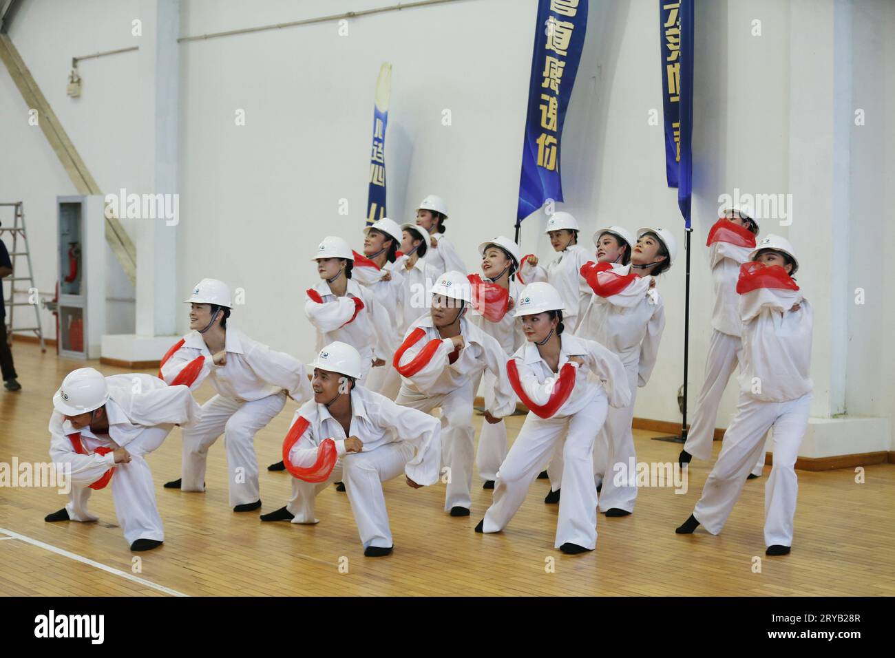 (230930) -- RAKHINE STATE, 30. September 2023 (Xinhua) -- Performers Dance at a Celebration to the Traditional Chinese Mid-Autumn Festival on Made Island in Rakhine State, Myanmar, 29. September 2023. Mit Smartphones und Kameras, die Videos aufnehmen, waren die Menschen auf Myanmars Made Island von kulturellen Aufführungen bei der Feier des Mid-Autumn Festivals fasziniert. Die lebhafte Feier am Freitag ist das erste traditionelle chinesische Mid-Autumn Festival mit kultureller Musik und Tänzen von Künstlern auf der Insel, sagten die Teilnehmer. ZU „Feature: Myanmars Made Island feiert M Stockfoto