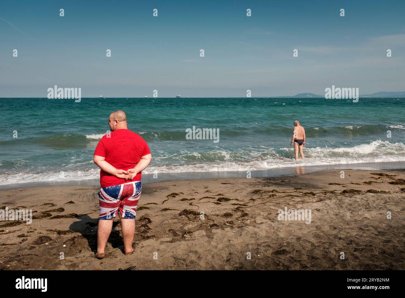 Mann in Union Jack Shorts am Meer, Burgas, Bulgarien Stockfoto