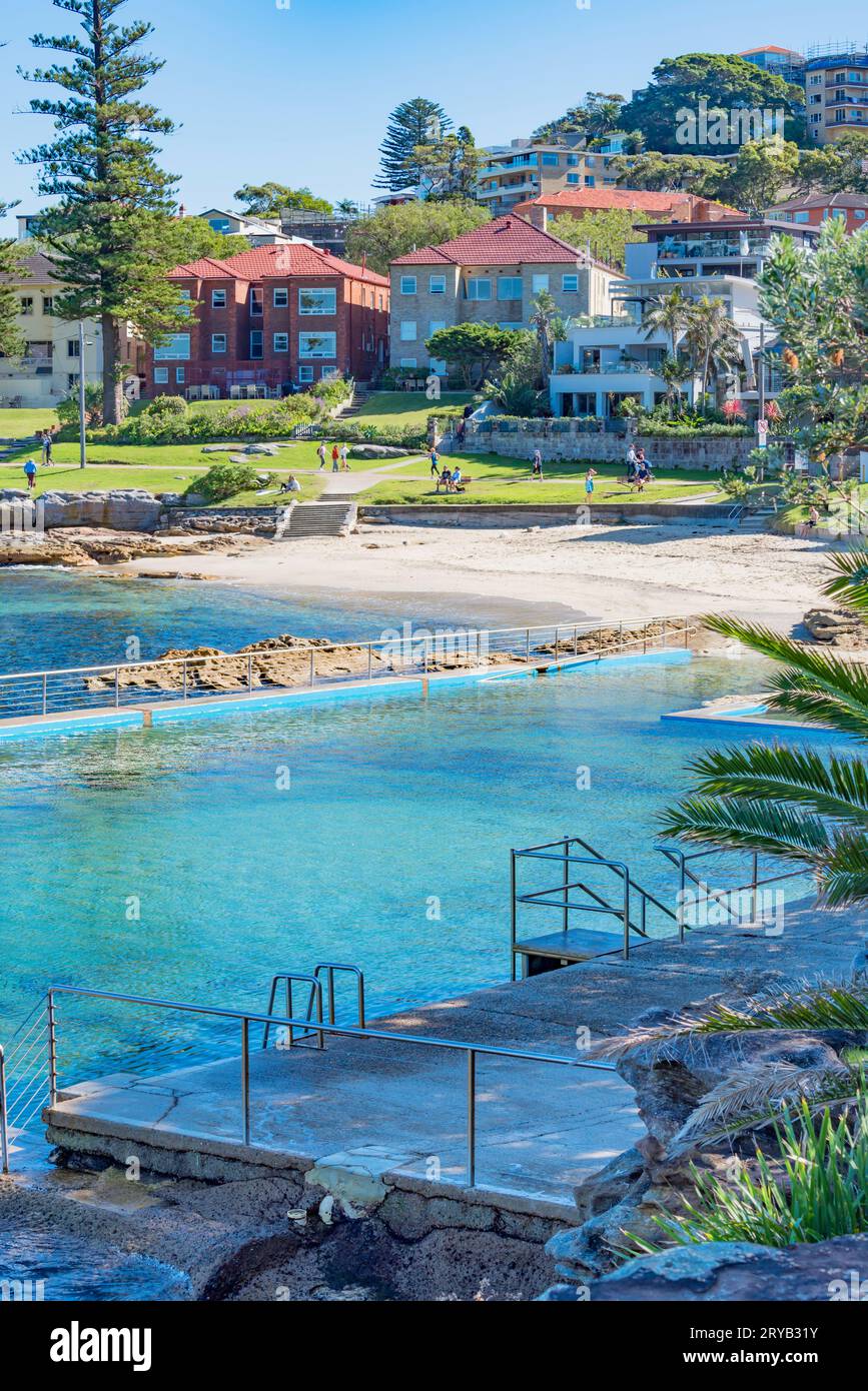 Die 1927 eröffneten Fairlight Beach Rockpool und Fairlight Beach im Hafengebiet von Sydney, Australien Stockfoto