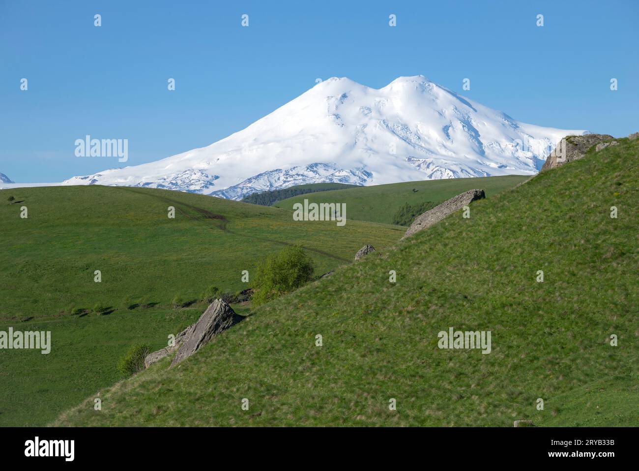 Blick auf den Elbrus in der malerischen Landschaft von Kabardino-Balkaria. Kaukasus Stockfoto