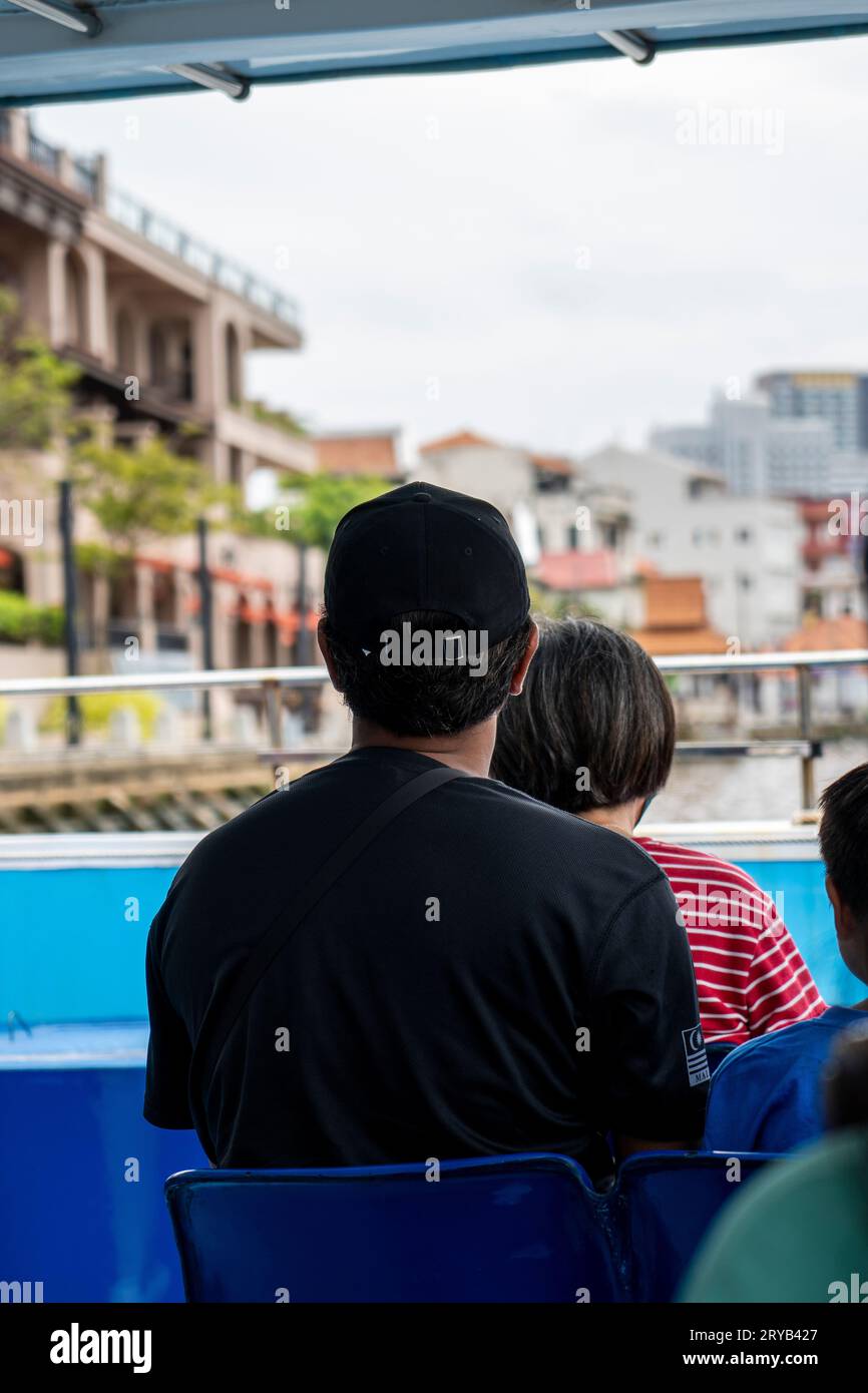 Der Malacca River ist ein Fluss in Malaysia, der durch die Mitte des Bundesstaates Malacca fließt. Ein Tourist mit Blick auf die Aussicht auf einer Bootsfahrt. Stockfoto