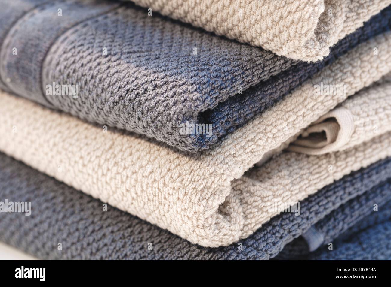 Bunte Handtücher auf den Regalen Stockfoto