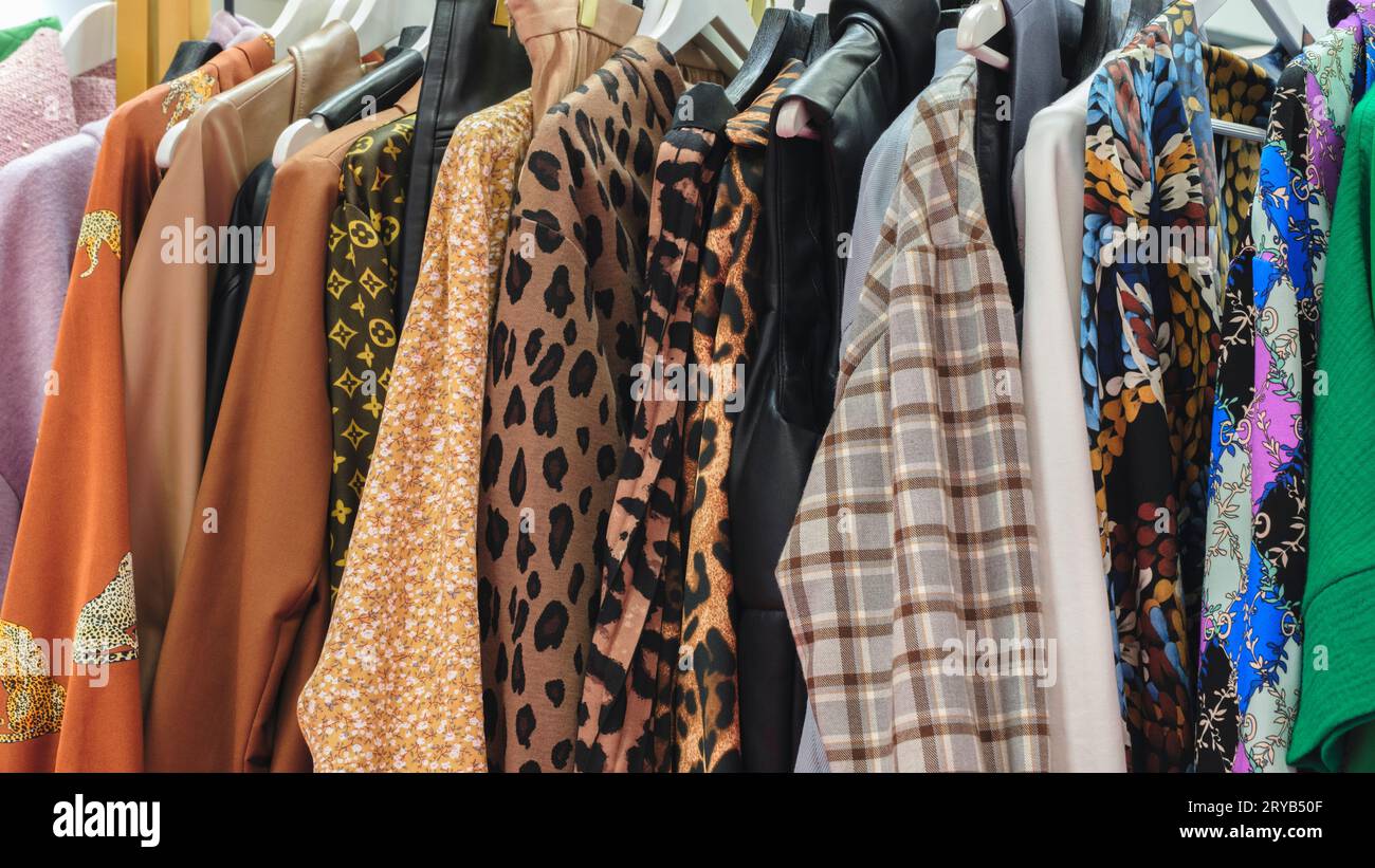 Mehrfarbige Damenbekleidung auf dem Markt Stockfoto