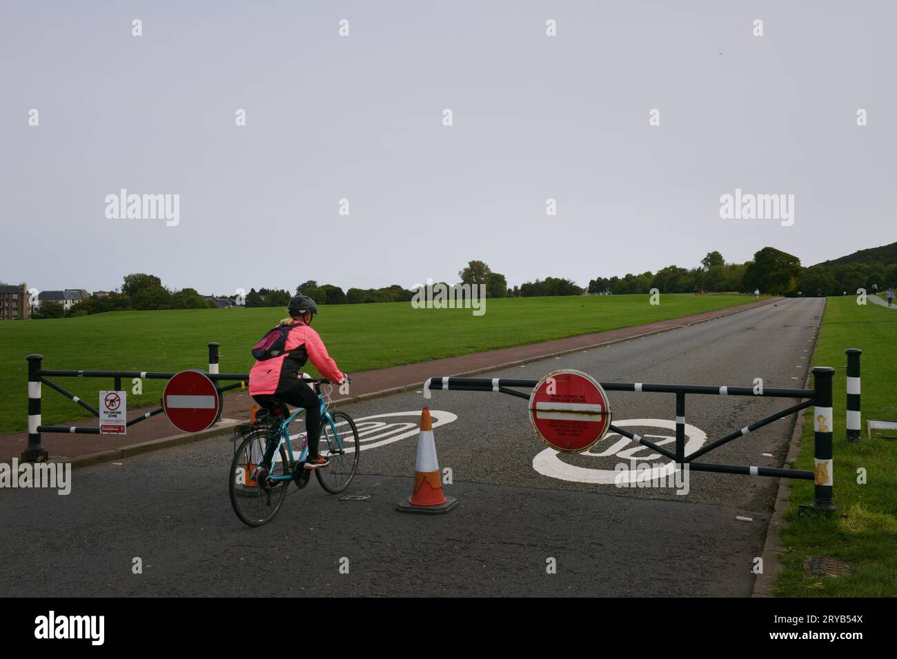 Edinburgh Scotland, UK, 30. September 2023. Holyrood Park, die Straße durch den Park ist für Kraftfahrzeuge gesperrt. Credit sst/Alamy Live-Nachrichten Stockfoto