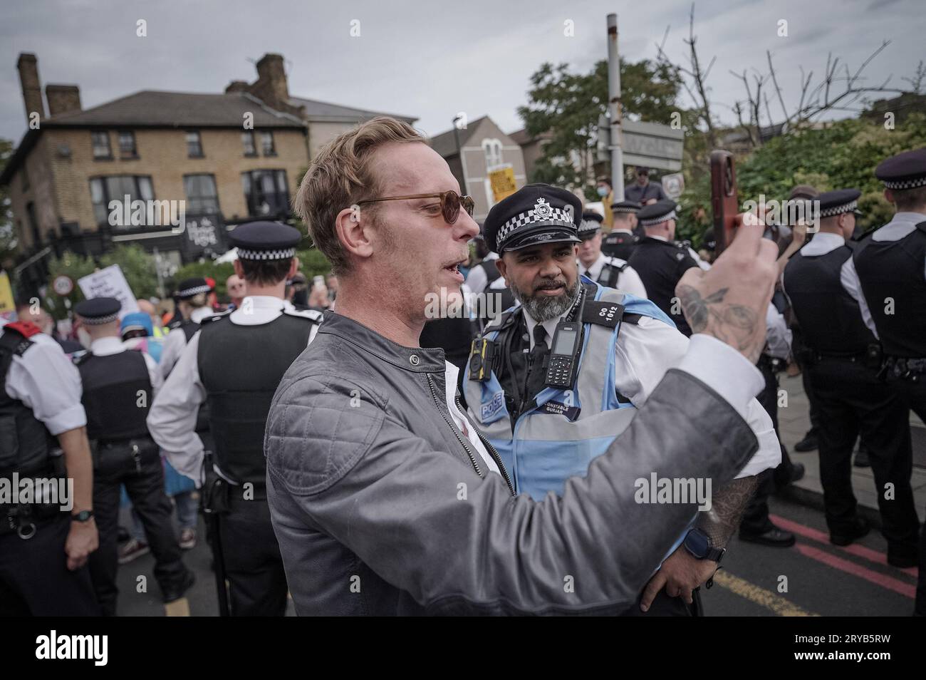 London, Großbritannien. 30. September 2023. Laurence Fox, der kürzlich von GB News wegen Ava Evans-Kommentaren ausgesetzt wurde, schließt sich Anti-Trans-Demonstranten in der Nähe von Honor Oak Pub im Südosten Londons an, um seine kontroversen Bedenken über das Drag Queens Story Time Event zu äußern. Die Kneipenproteste brechen häufig zu gewaltsamen Zusammenstößen zwischen rechtsextremen Demonstranten und den Anhängern der Trans-Gemeinschaft aus. Guy Corbishley/Alamy Live News Stockfoto