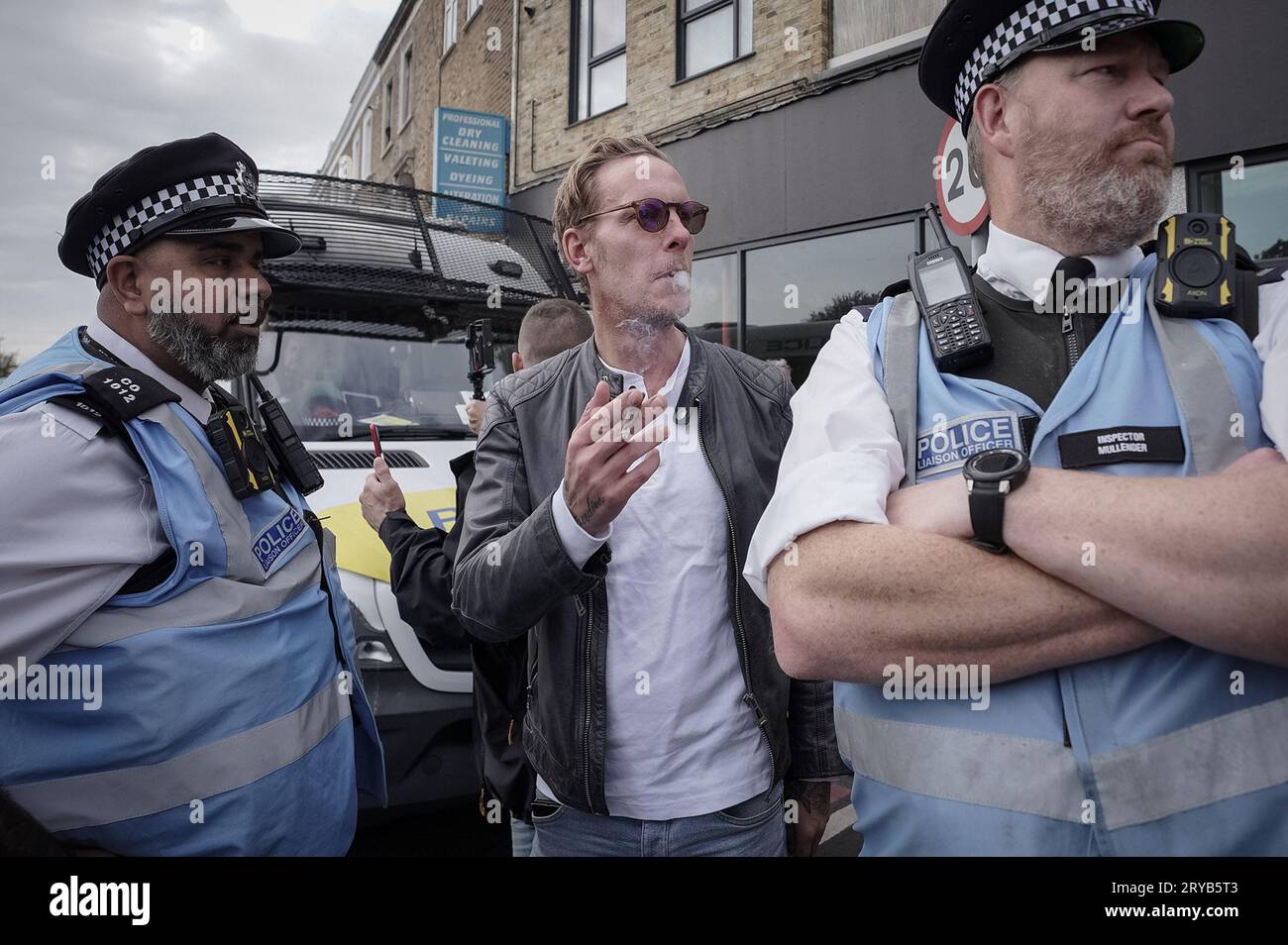 London, Großbritannien. 30. September 2023. Laurence Fox, der kürzlich von GB News wegen Ava Evans-Kommentaren ausgesetzt wurde, schließt sich Anti-Trans-Demonstranten in der Nähe von Honor Oak Pub im Südosten Londons an, um seine kontroversen Bedenken über das Drag Queens Story Time Event zu äußern. Die Kneipenproteste brechen häufig zu gewaltsamen Zusammenstößen zwischen rechtsextremen Demonstranten und den Anhängern der Trans-Gemeinschaft aus. Guy Corbishley/Alamy Live News Stockfoto