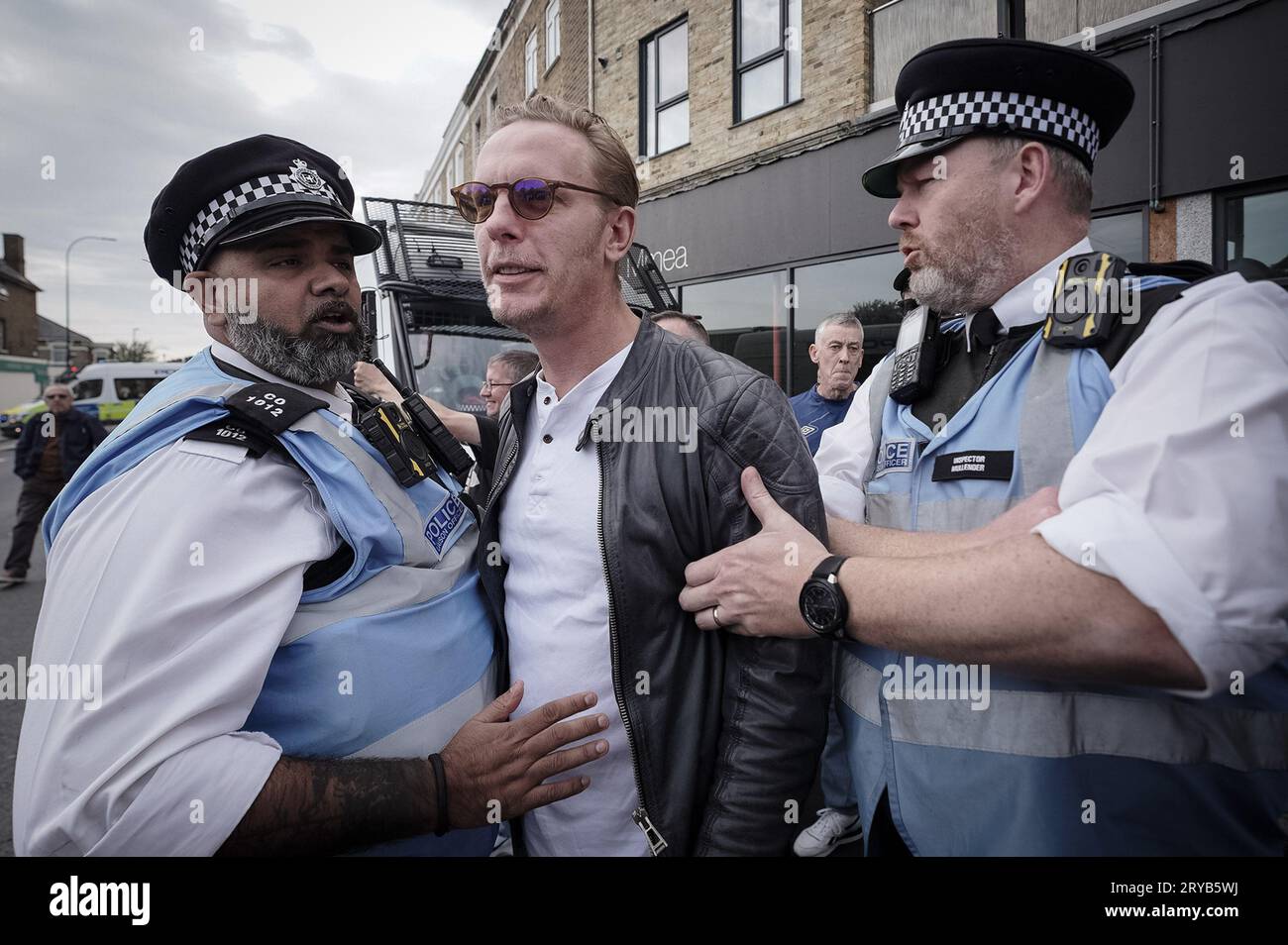 London, Großbritannien. 30. September 2023. Laurence Fox, kürzlich von GB News wegen Ava Evans Kommentaren ausgesetzt, wird von der Polizei zurückgehalten, als er sich in der Nähe von Honor Oak Pub im Südosten Londons Anti-Trans-Demonstranten anschließt, um weiterhin kontroverse Bedenken über das Drag Queens Story Time Event zu äußern. Die Kneipenproteste brechen häufig zu gewaltsamen Zusammenstößen zwischen rechtsextremen Demonstranten und den Anhängern der Trans-Gemeinschaft aus. Guy Corbishley/Alamy Live News Stockfoto