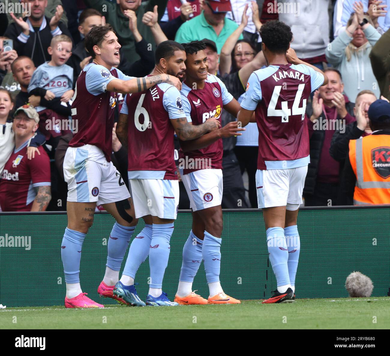 Birmingham, Großbritannien. September 2023 30. Ollie Watkins (AV) wird gratuliert, nachdem sie am 30. September 2023 beim Aston Villa gegen Brighton und Hove Albion EPL-Spiel in Villa Park, Birmingham, Großbritannien, das zweite Tor erzielt hat. Dank: Paul Marriott/Alamy Live News Stockfoto