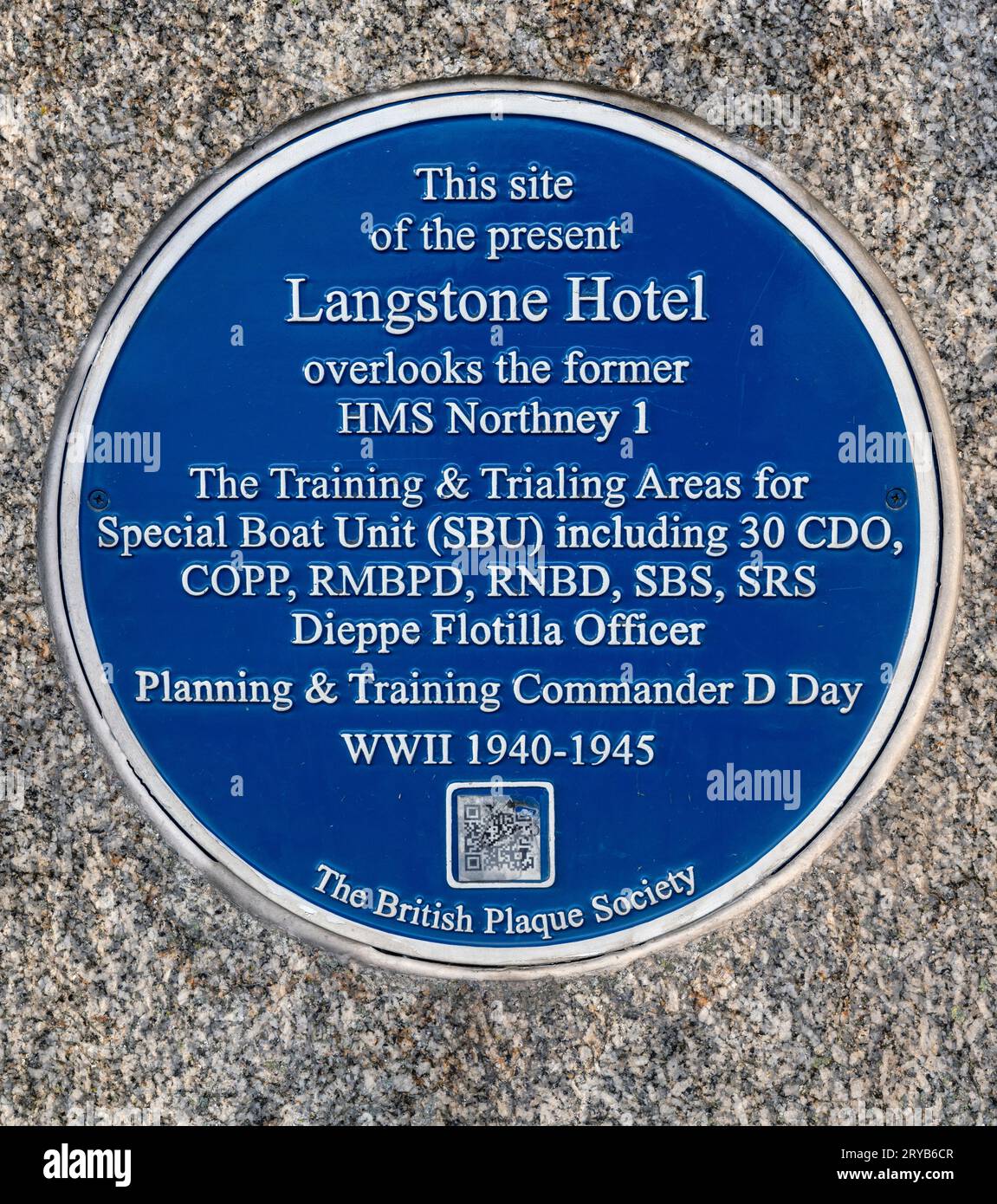 Blaue Gedenktafel im Langston Hotel mit Blick auf die ehemalige HMS Northney, die von der British Plaque Society errichtet wurde und an das D-Day-Training im Zweiten Weltkrieg 1940-1945 erinnert Stockfoto