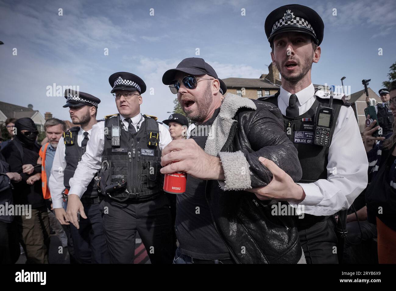 London, Großbritannien. 30. September 2023. Ein Anti-Trans-Demonstrant wird von der Polizei bewegt, während die Proteste vor dem Honor Oak Pub im Südosten Londons über das Drag Queens Story Time Event fortgesetzt werden. Die Proteste brechen häufig zu gewaltsamen Auseinandersetzungen zwischen rechtsextremen Demonstranten und den Anhängern der Trans-Gemeinschaft aus. Guy Corbishley/Alamy Live News Stockfoto