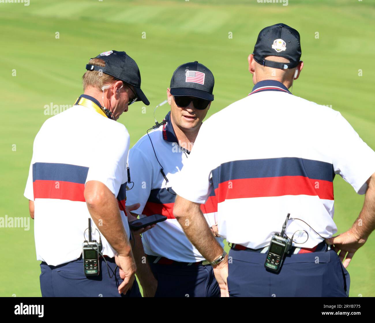 Rom, Italien. September 2023 30. Der Kapitän der USA, Zach Johnson, spricht mit seinem Team, nachdem er am zweiten Tag des Ryder Cup am 30. September 2023 das Spiel am 17. Green im Marco Simone Golf Club in Rom verloren hat. Foto: Hugo Philpott/UPI Credit: UPI/Alamy Live News Stockfoto