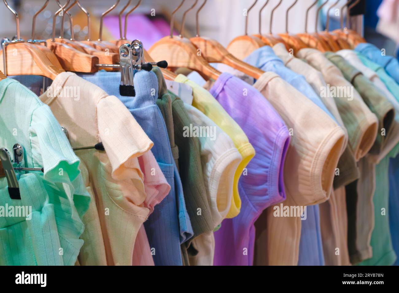 Kinderkleidung in Kinderbekleidungsgeschäften. Kleidung für Kinder im Laden Stockfoto
