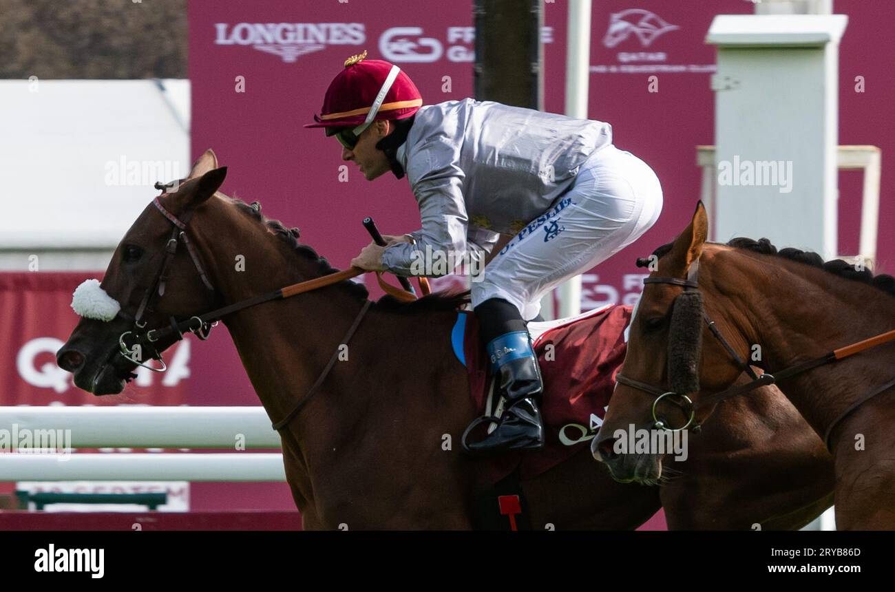 30. September 2023 in Paris, Frankreich. Hippodrome ParisLongchamp, Paris, Frankreich; Nour Al Maury und Jockey Olivier Peslier gewinnen die Qatar Arabian Trophy für Trainer T. Fourcy und Besitzer Qatar Racing. Credit JTW Equine Images / Alamy Live News Stockfoto