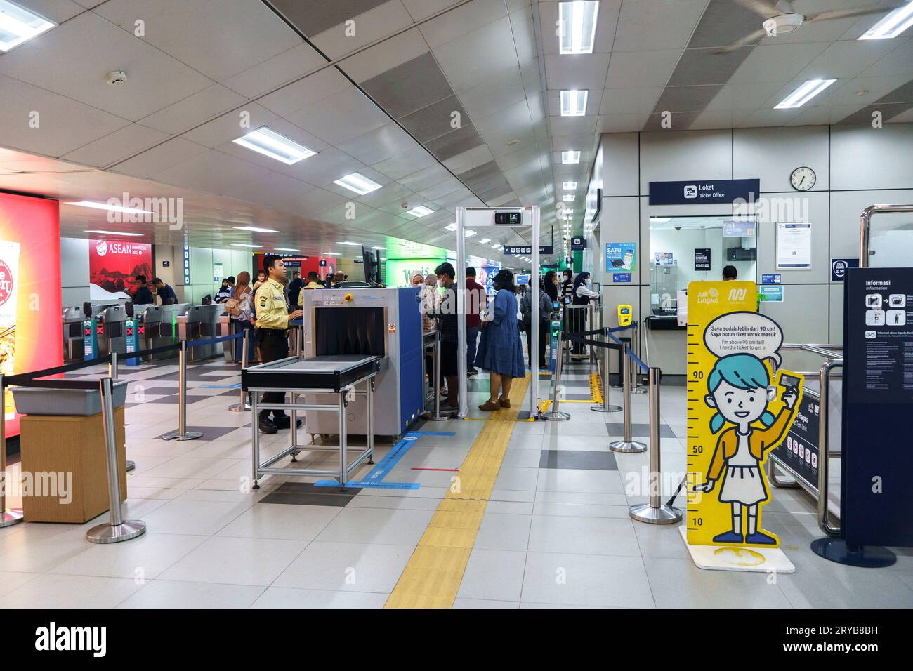 September 2023. Jakarta, Indonesien. Die Sicherheitskontrolle für MRT Jakarta Passagiere. Stockfoto