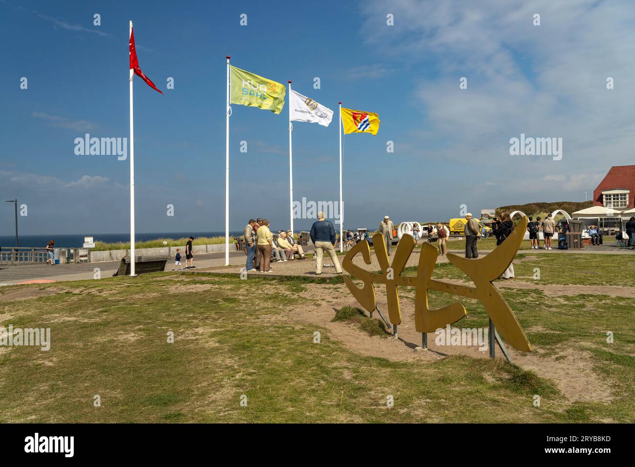 Schild Sylt Skulptur Boule Gruppe der Künstlerinnen Laura & Christel Lechner aus der Serie Alltagsmenschen in Wenningstedt, Insel Sylt, Kreis Nordfrie Stockfoto