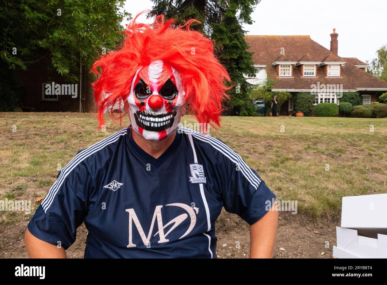 Benfleet, Essex, Großbritannien. 30. September 2023. Im Haus von Ron Martin, Inhaber des Nationalliga-Clubs Southend Utd, findet ein Protest statt. Die Fans beschuldigen ihn für wiederholte Absteigerungen, Verzögerungen beim Verkauf des Clubs und Befürchtungen, dass eine bevorstehende HMRC-Abwicklungsanfrage unbezahlt bleiben könnte und das Überleben des Clubs gefährdet. Eine Gerichtsverhandlung ist am 4. Oktober angesetzt Dieser Protest wird als „einjährige Embargo-Jubiläumsfeier“ bezeichnet, da der Verein keine neuen Spieler unterzeichnen kann, während er sich in finanziellen Schwierigkeiten befindet. Fans haben sich in Clown-Kostüm gekleidet, um zu veranschaulichen, was sie von dem Besitzer halten Stockfoto