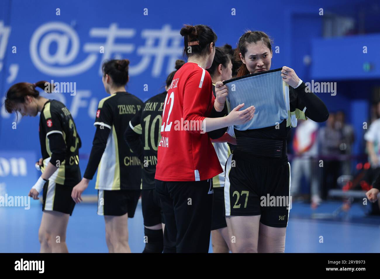 Hangzhou, chinesische Provinz Zhejiang. September 2023 30. Gong Lei von China reagiert nach dem Spiel der Handball-Frauen-Vorrunde Gruppe B zwischen China und Japan bei den 19. Asienspielen in Hangzhou, ostchinesische Provinz Zhejiang, 30. September 2023. Quelle: Zhu Zheng/Xinhua/Alamy Live News Stockfoto