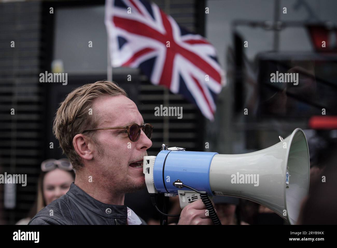 London, Großbritannien. 30. September 2023. Laurence Fox, der kürzlich von GB News wegen Ava Evans-Kommentaren ausgesetzt wurde, schließt sich Anti-Trans-Demonstranten in der Nähe von Honor Oak Pub im Südosten Londons an, um seine kontroversen Bedenken über das Drag Queens Story Time Event zu äußern. Die Kneipenproteste brechen häufig zu gewaltsamen Zusammenstößen zwischen rechtsextremen Demonstranten und den Anhängern der Trans-Gemeinschaft aus. Guy Corbishley/Alamy Live News Stockfoto