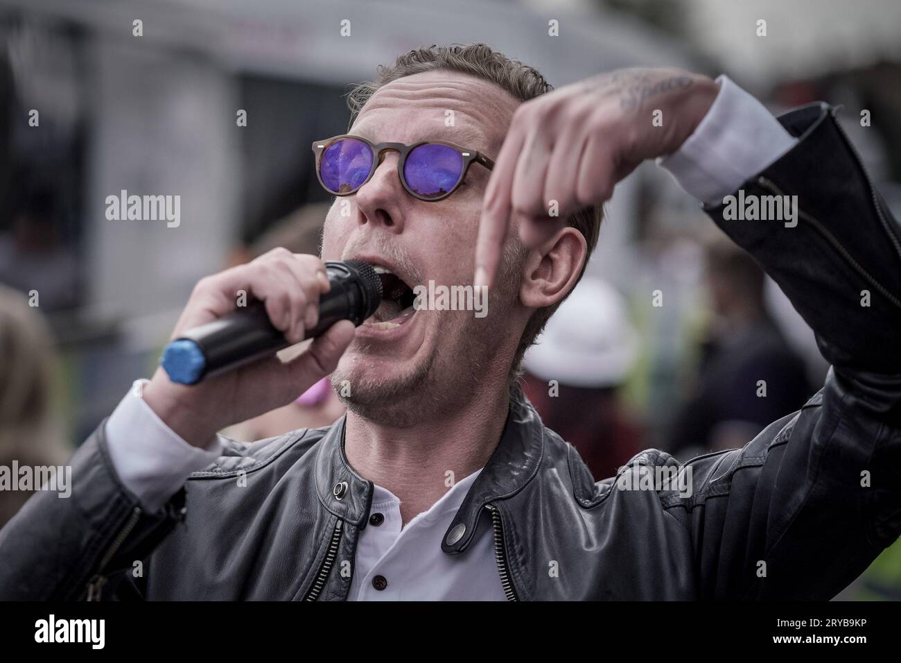 London, Großbritannien. 30. September 2023. Laurence Fox, der kürzlich von GB News wegen Ava Evans-Kommentaren ausgesetzt wurde, schließt sich Anti-Trans-Demonstranten in der Nähe von Honor Oak Pub im Südosten Londons an, um seine kontroversen Bedenken über das Drag Queens Story Time Event zu äußern. Die Kneipenproteste brechen häufig zu gewaltsamen Zusammenstößen zwischen rechtsextremen Demonstranten und den Anhängern der Trans-Gemeinschaft aus. Guy Corbishley/Alamy Live News Stockfoto