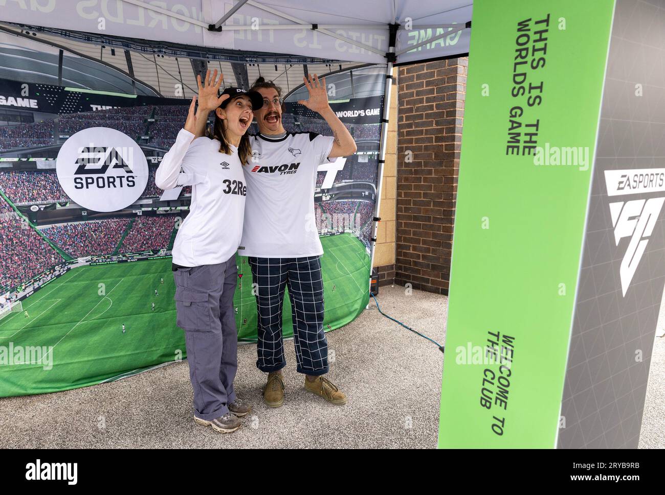 Derby County-Fans beim EA Sports FC24 stehen vor dem Spiel gegen Cambridge United im Spiel Sky Bet League One im Pride Park, Derby. Bilddatum: Samstag, 30. September 2023. Stockfoto