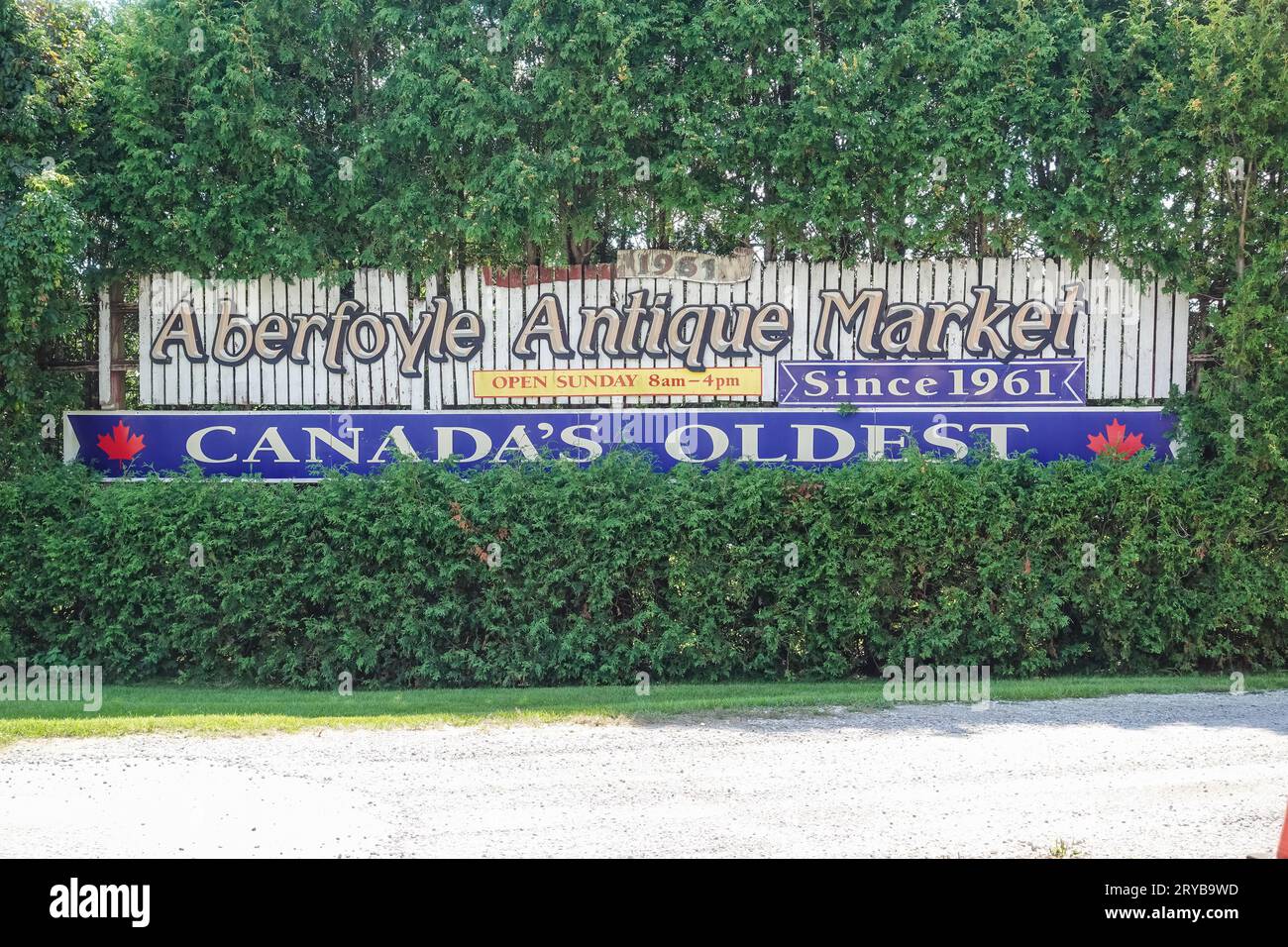 Aberfoyle Antique Market ist der älteste antike Flohmarkt Kanadas mit verschiedenen Waren und Imbissständen Stockfoto